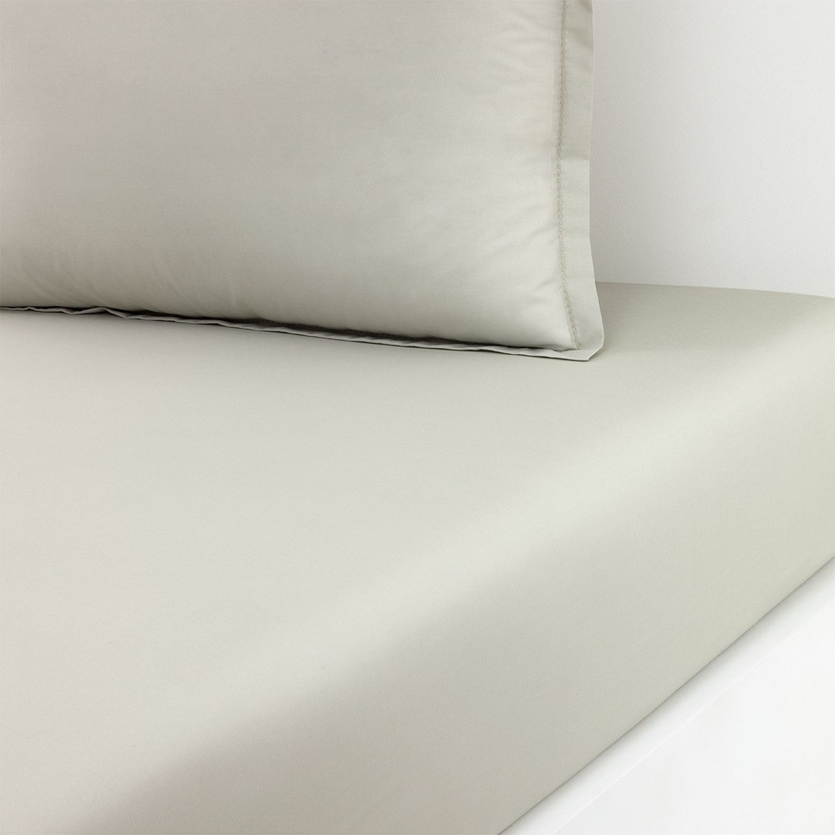 An image of Yves Delorme Batiste Fitted Sheet