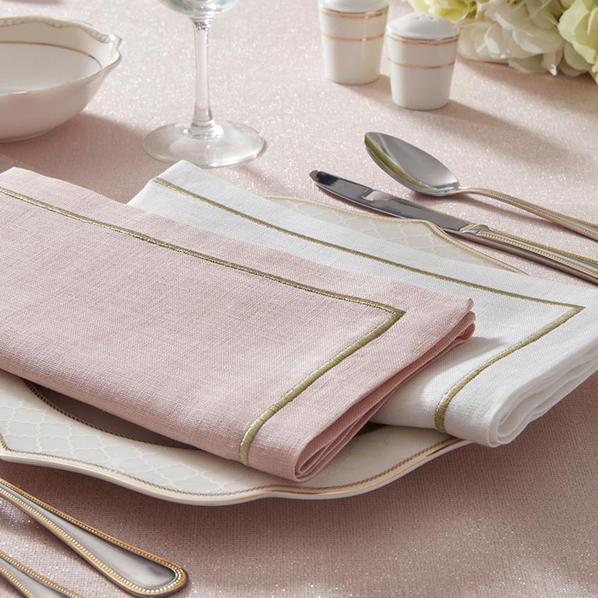 An image of Sferra Seaton Dinner Napkin - Set of 4
