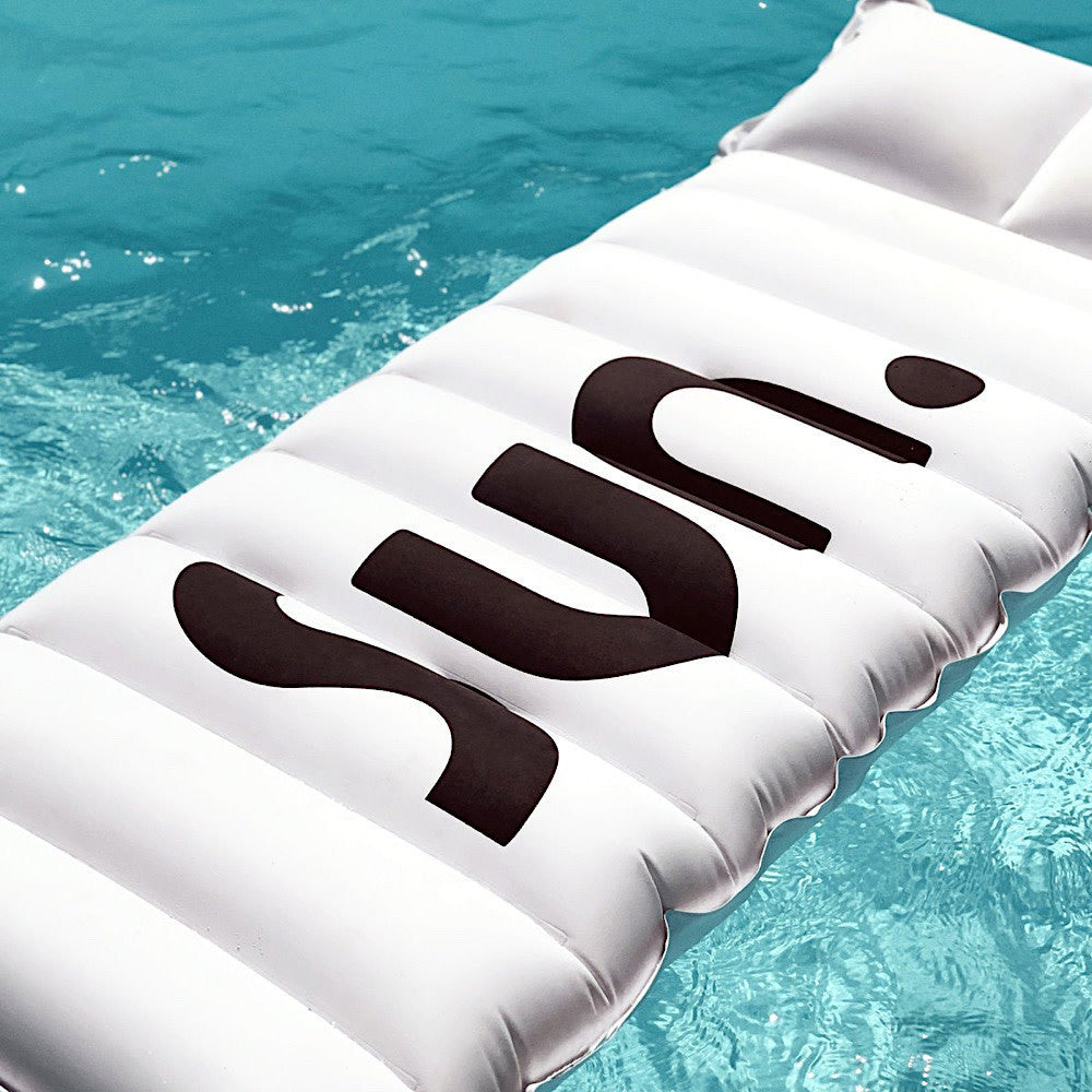 An image of Sunnylife Vintage Lie On Nouveau Bleu