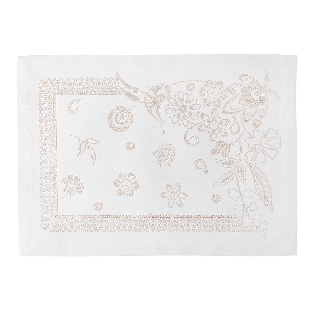 An image of Le Jacquard Francais Haute Couture Placemat with Metallic Accents