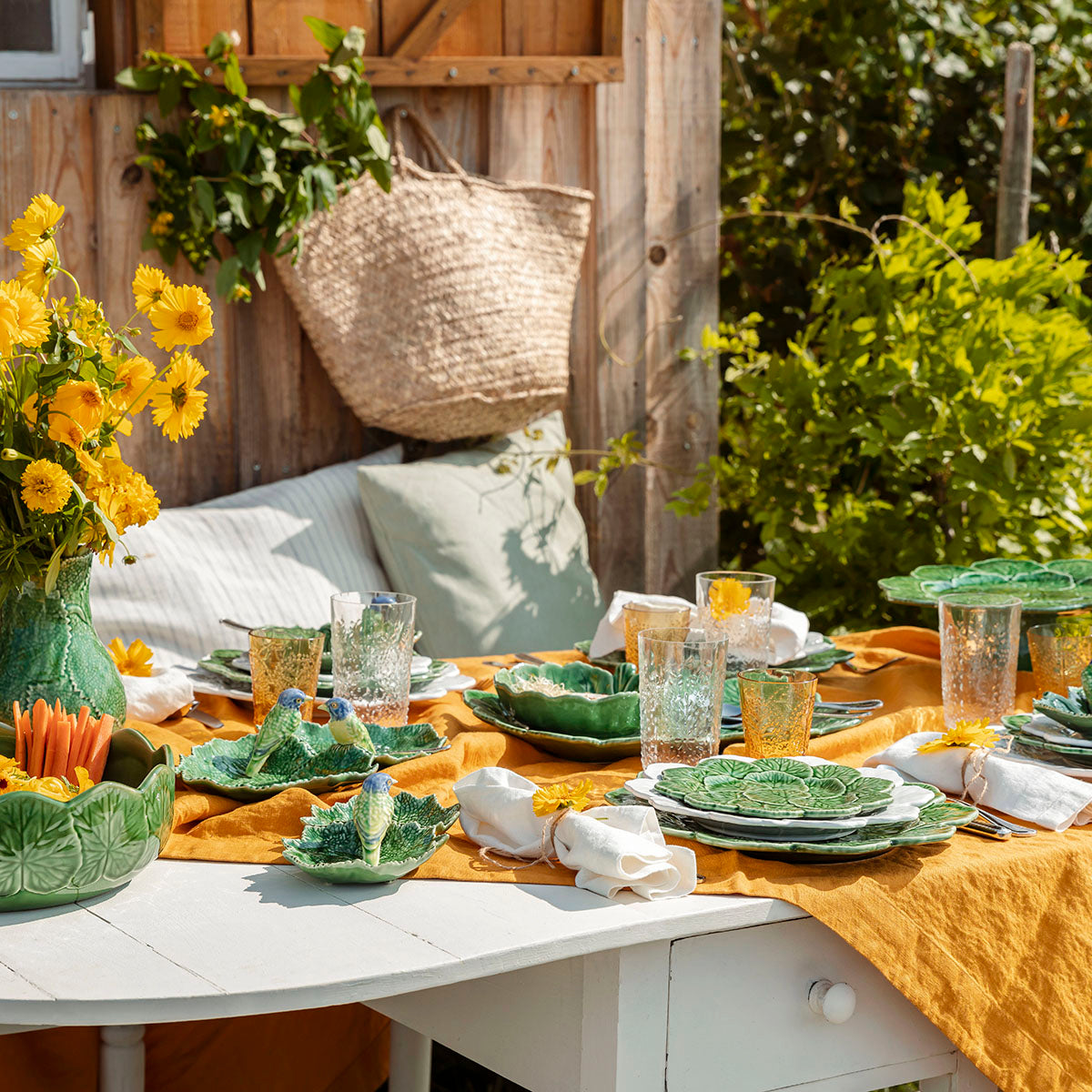 An image of Bordallo Pinheiro Geranium Cake Stand
