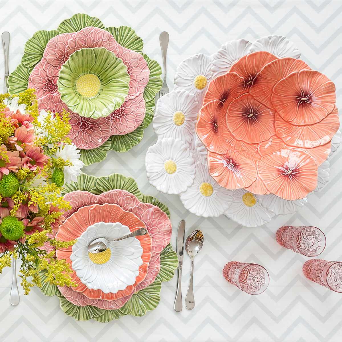 An image of Bordallo Pinheiro Maria Flor Cosmos Bowl