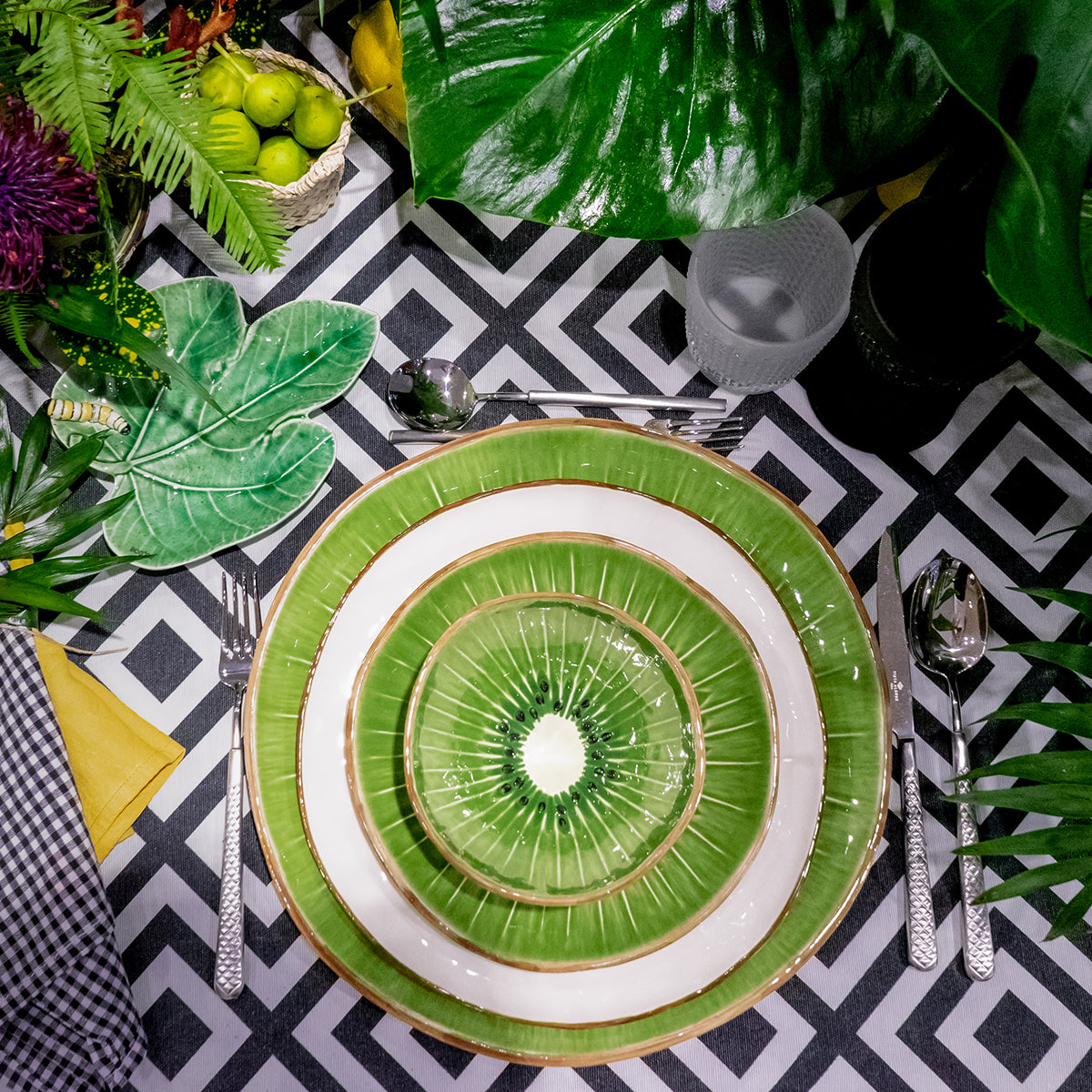 An image of Bordallo Pinheiro Tropical Fruits Kiwi Charger