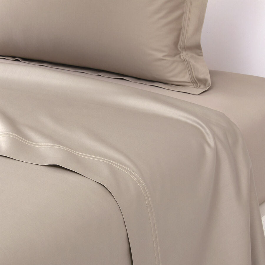 An image of Yves Delorme Triomphe Flat Sheet