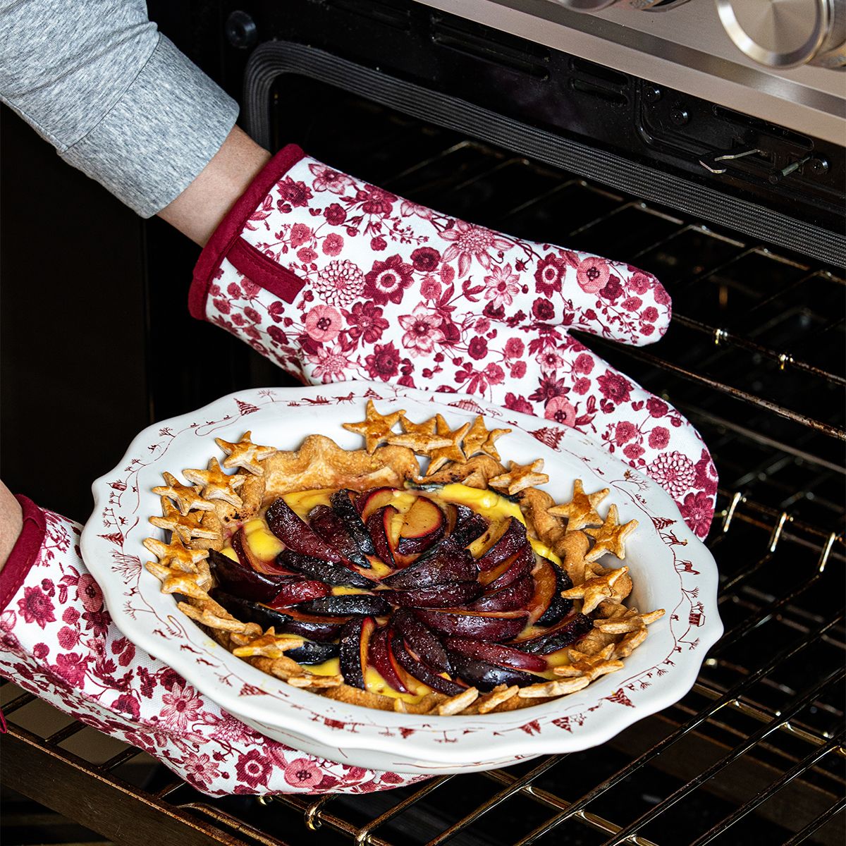 An image of Juliska Country Estate Winter Frolic Pie Dish
