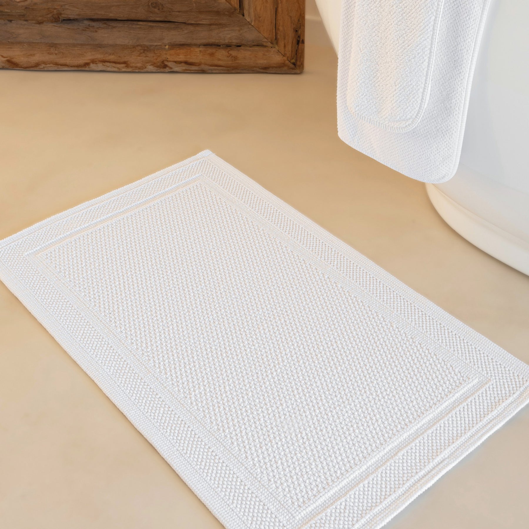 An image of Graccioza Bee Waffle Bath Mat