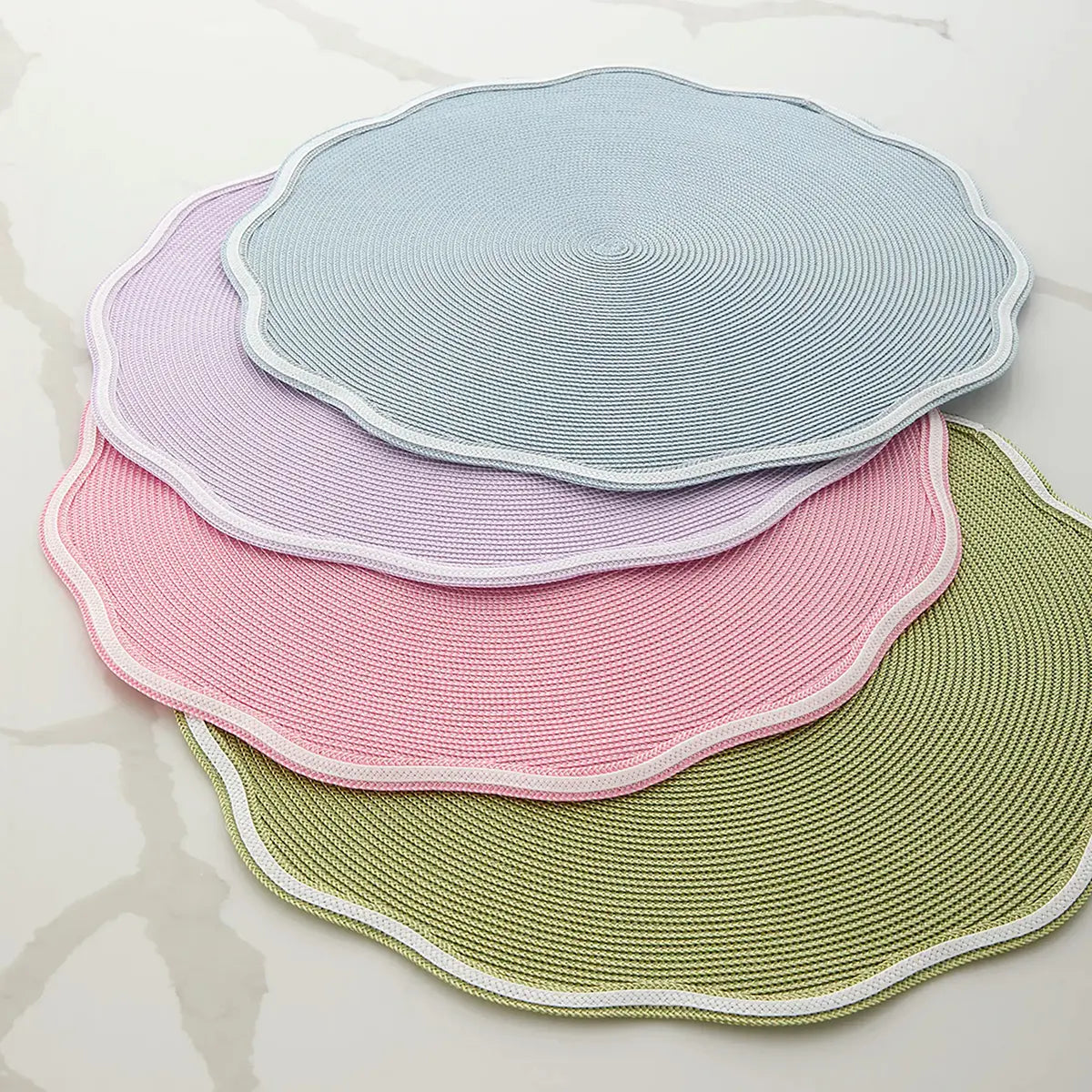 An image of Deborah Rhodes Piped Trim Round Scallop Placemats (Set of 4)