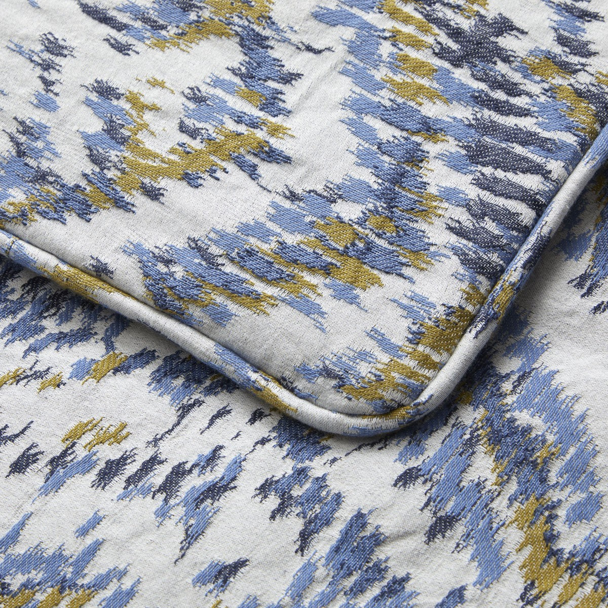An image of Yves Delorme Ecumes Bed Runner