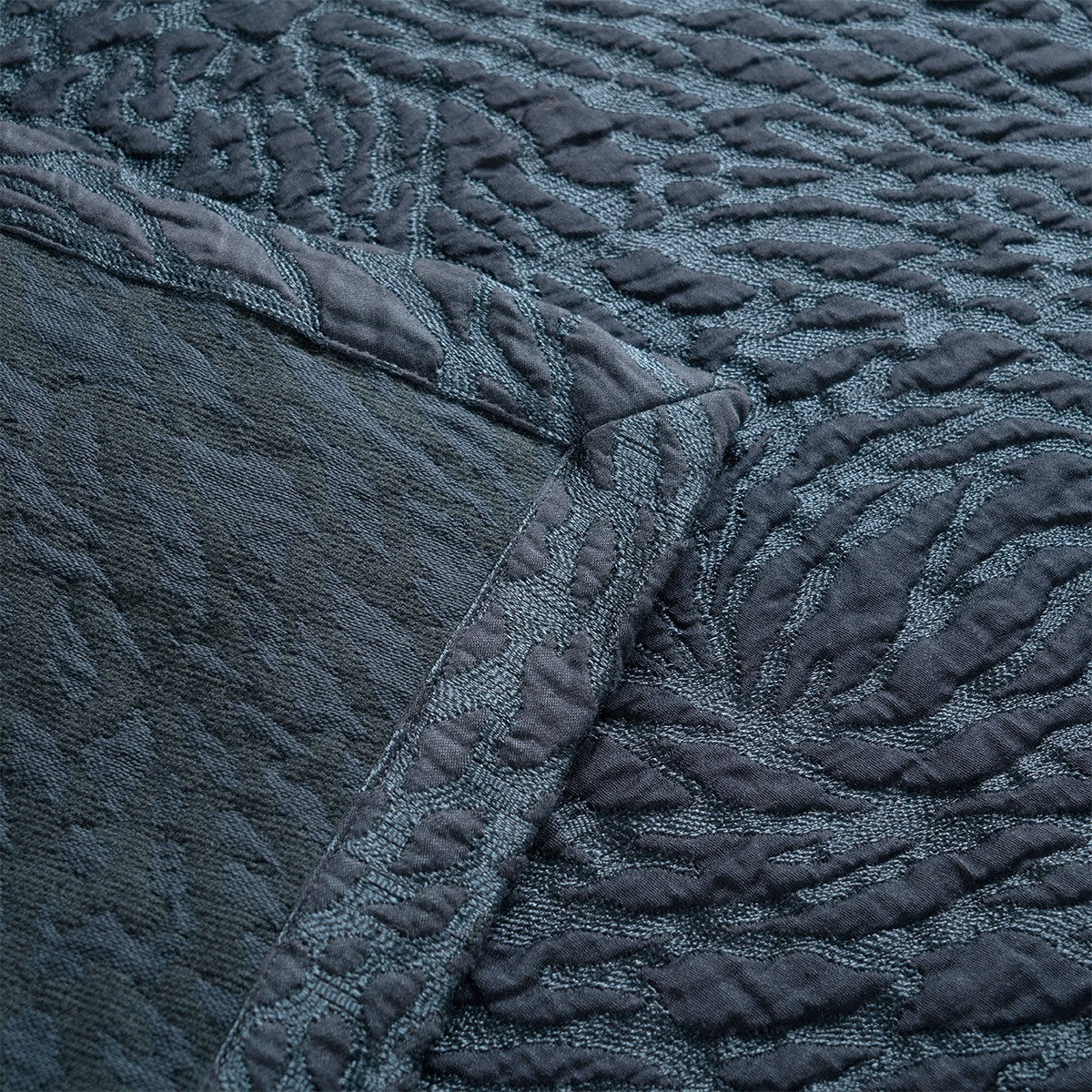 An image of Yves Delorme Souvenir Outremer Bed Runner