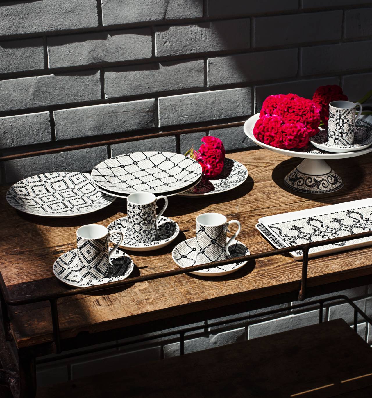 An image of Vista Alegre Calçada Portuguesa Cake Stand