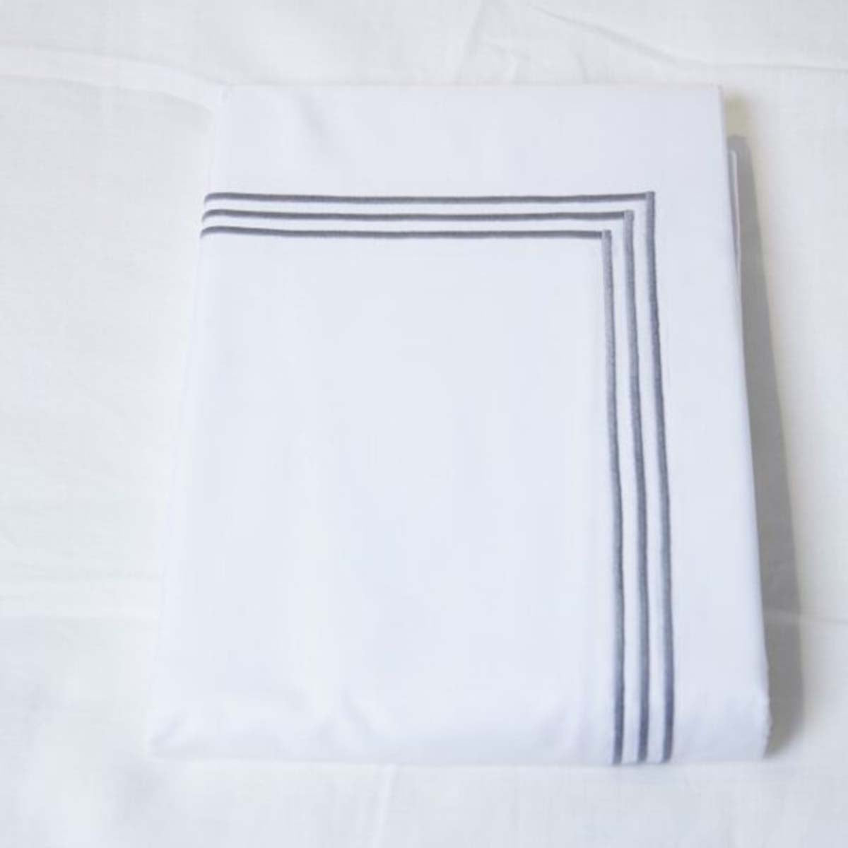 An image of Gracious Home 3-Line Embroidered Duvet Cover