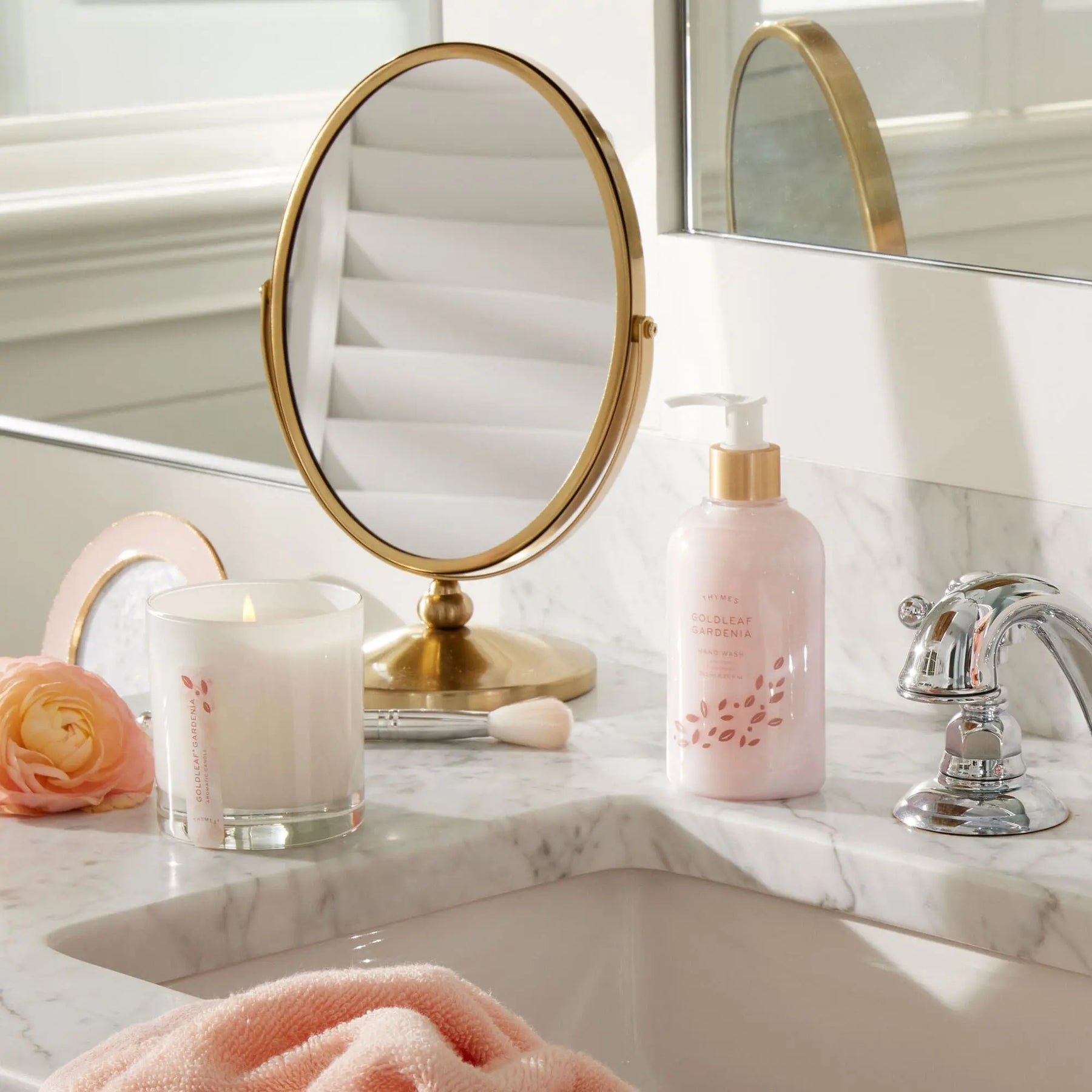 Thymes Goldleaf Gardenia Hand Wash Lave-mains Flussigsief 240 milliliter 8.25 fluid ounce in a bathroom by the sink