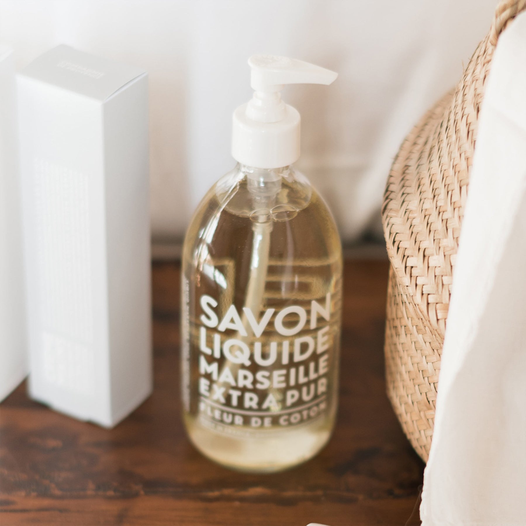 An image of Compagnie de Provence Cotton Flower Liquid Soap