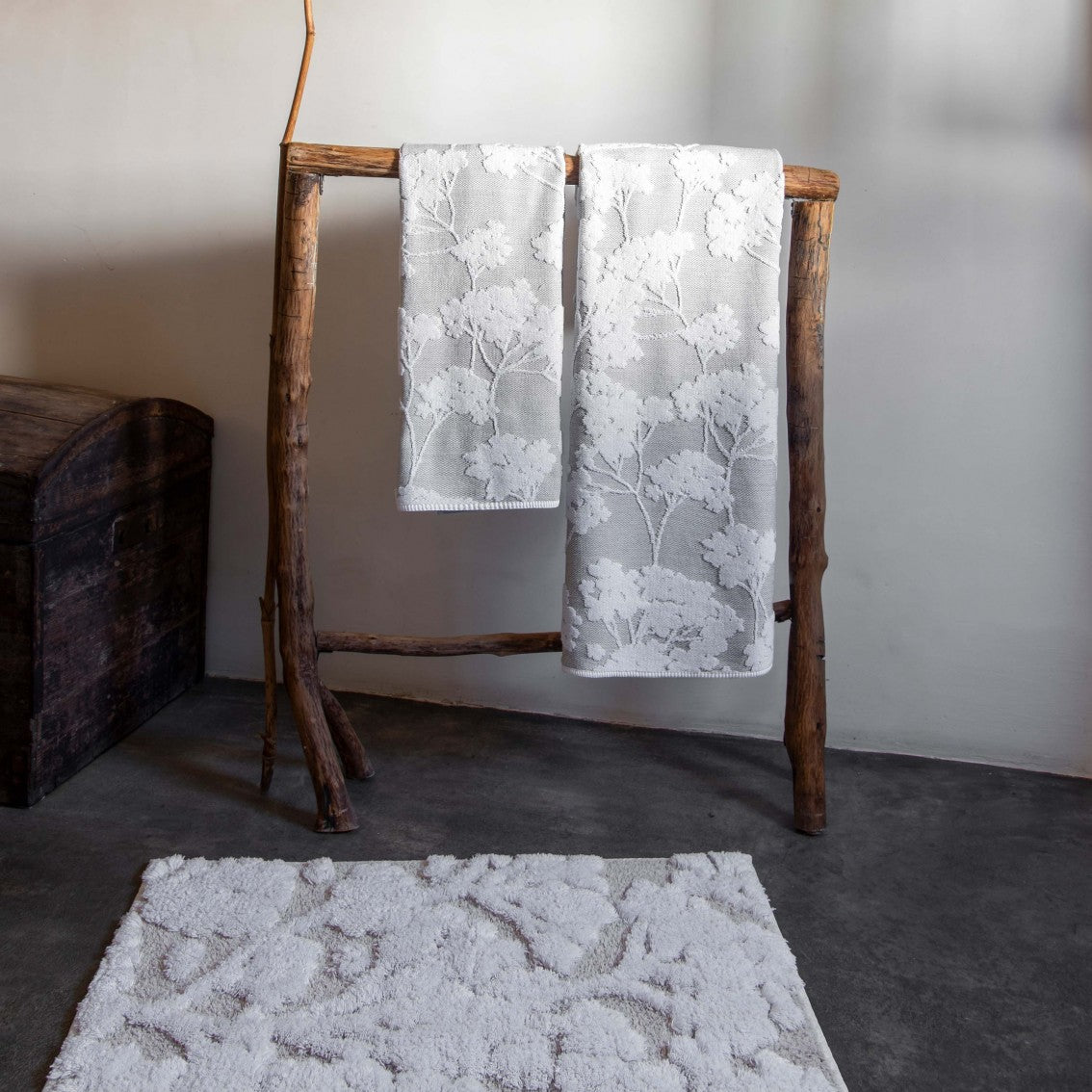 An image of Graccioza Eden Bath Towel  28" x 55" - White