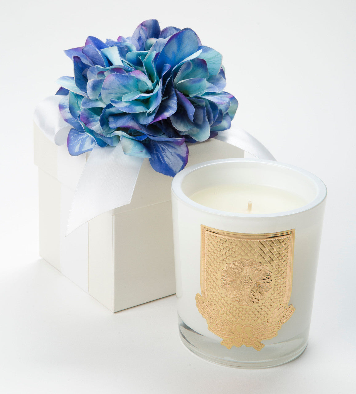 An image of Lux Fragrances Blue Hydrangea Flower Candle 14 oz