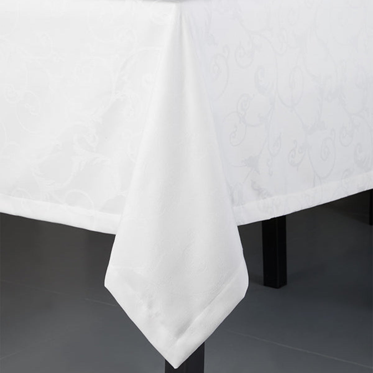 An image of Sferra Varenna Round Tablecloth 106x106