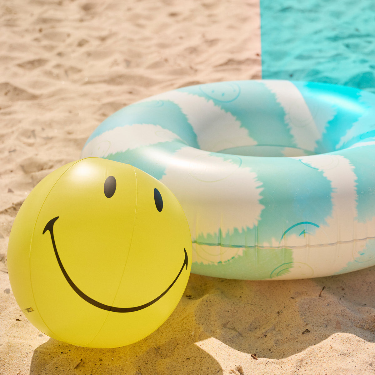 An image of Sunnylife Pool Ring & Ball Smiley