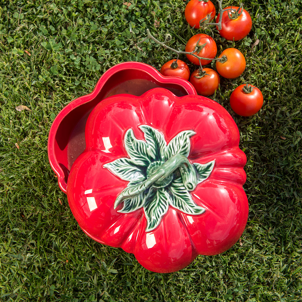 An image of Bordallo Pinheiro Tomato Large Box