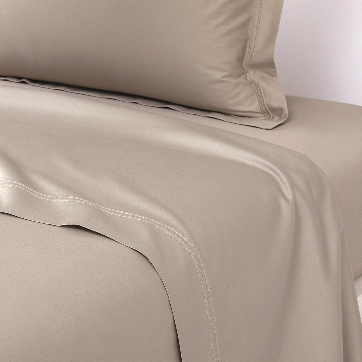 An image of Yves Delorme Triomphe Flat Sheet