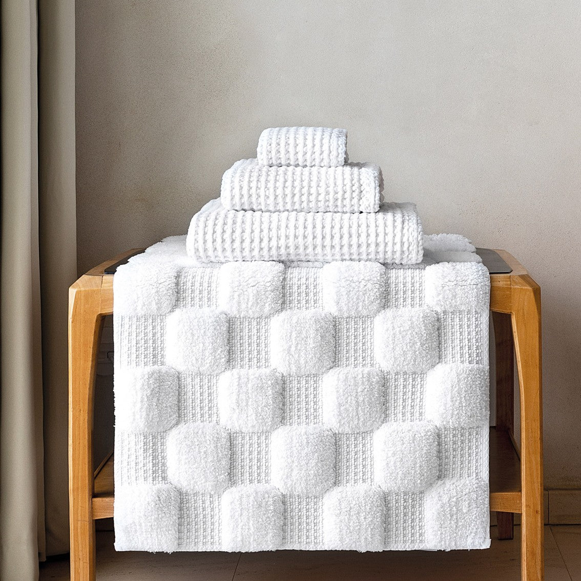 An image of Graccioza Aura Bath Rug