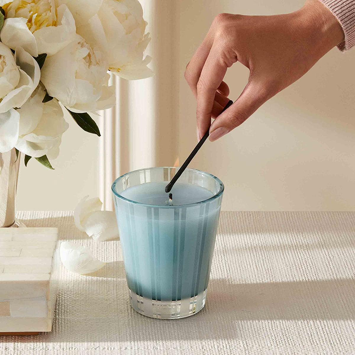 An image of Nest Fragrances Driftwood & Chamomile Classic Candle 8.1 oz