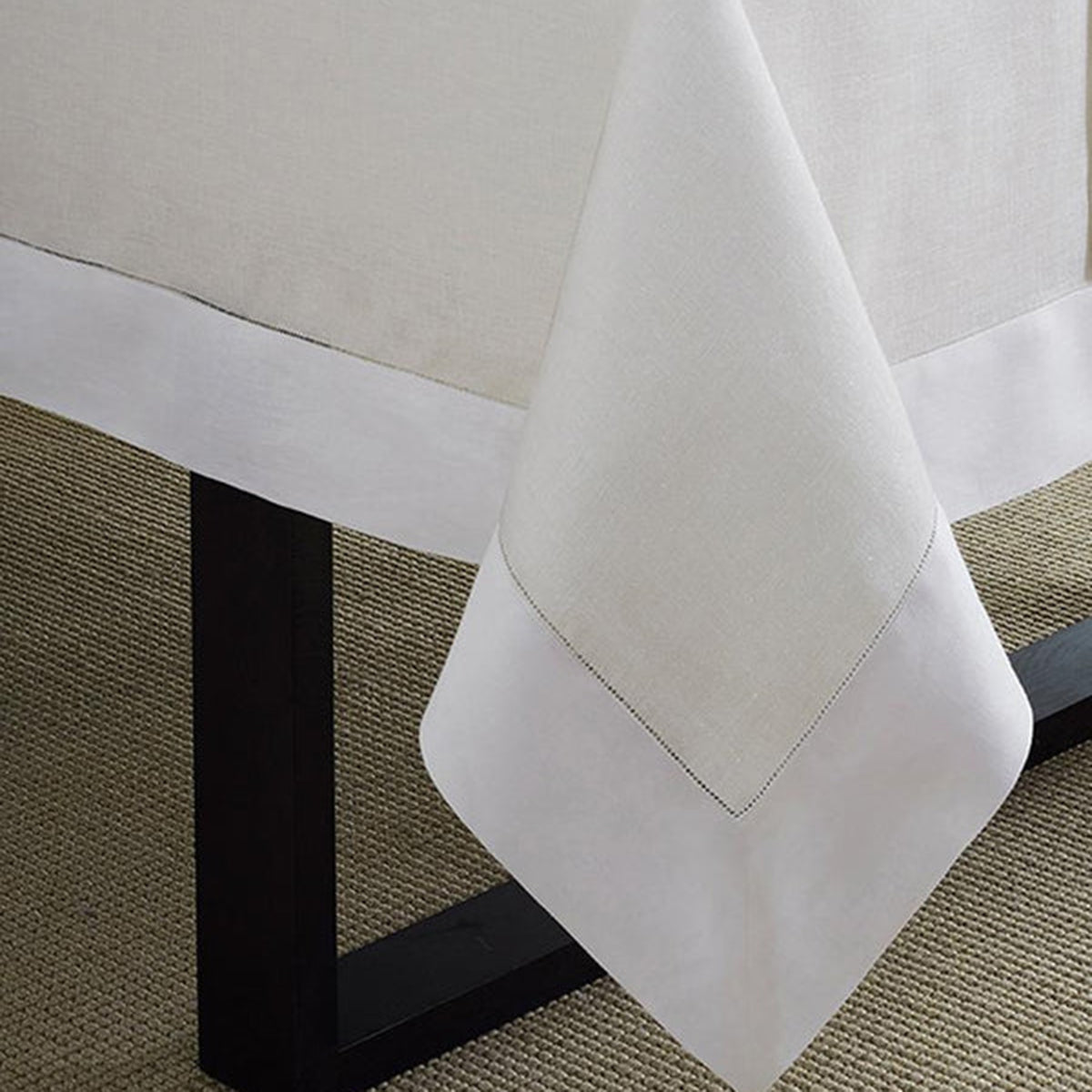 An image of Sferra Reece Tablecloth