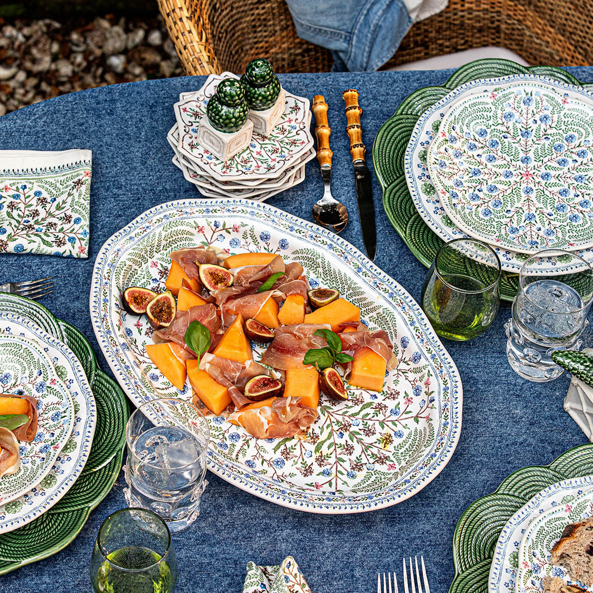 An image of Juliska Villa Seville 17" Platter - Chambray