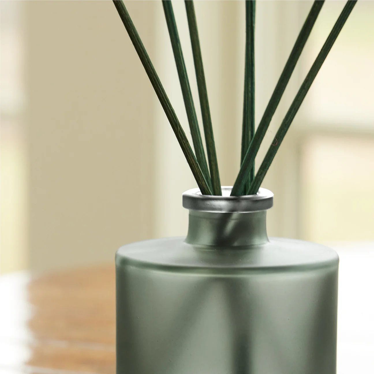 An image of Thymes Highland Frost Petite Diffuser 4 fl. Oz