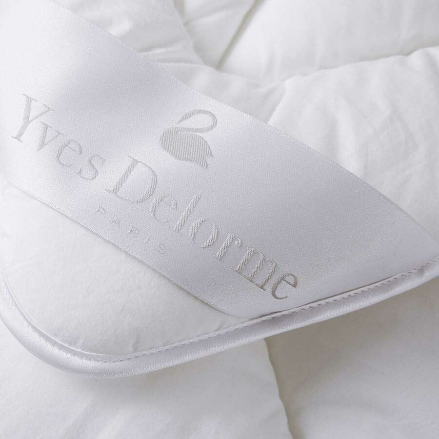 An image of Yves Delorme Actuel Comforter