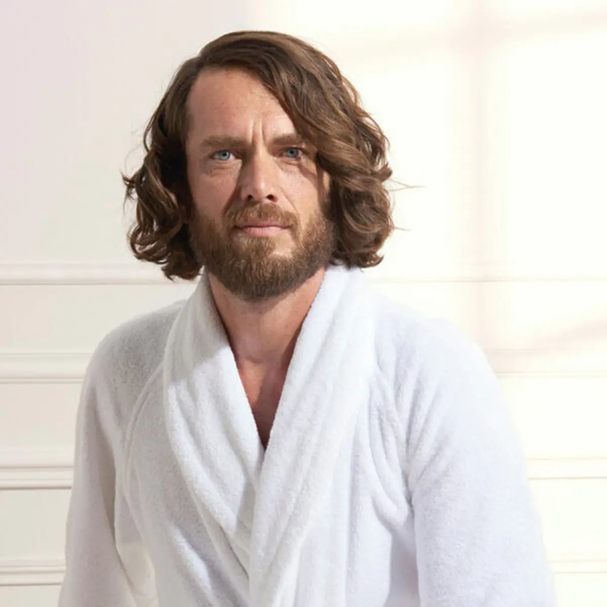 Man wearing Yves Delorme Etoile Shawl collar Bath robe in Blanc