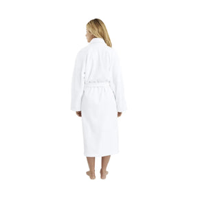 Woman wearing Yves Delorme Etoile Shawl collar Bath robe in Blanc