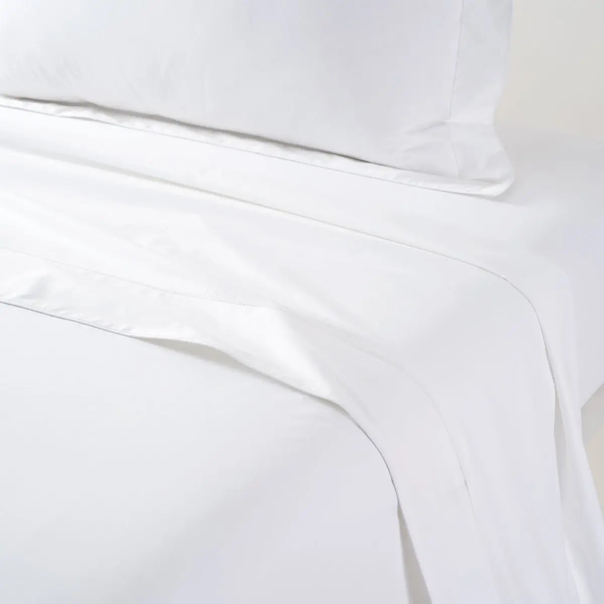 Yves Delorme Flandre Flat Sheet  - Blanc on a bed
